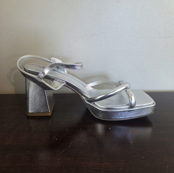Fancy Queen Silver Strappy Square Toe Block Heels New In Original Box Size 8 - Picture 10 of 14